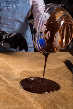Процесс темперирования шоколада на мраморной доске